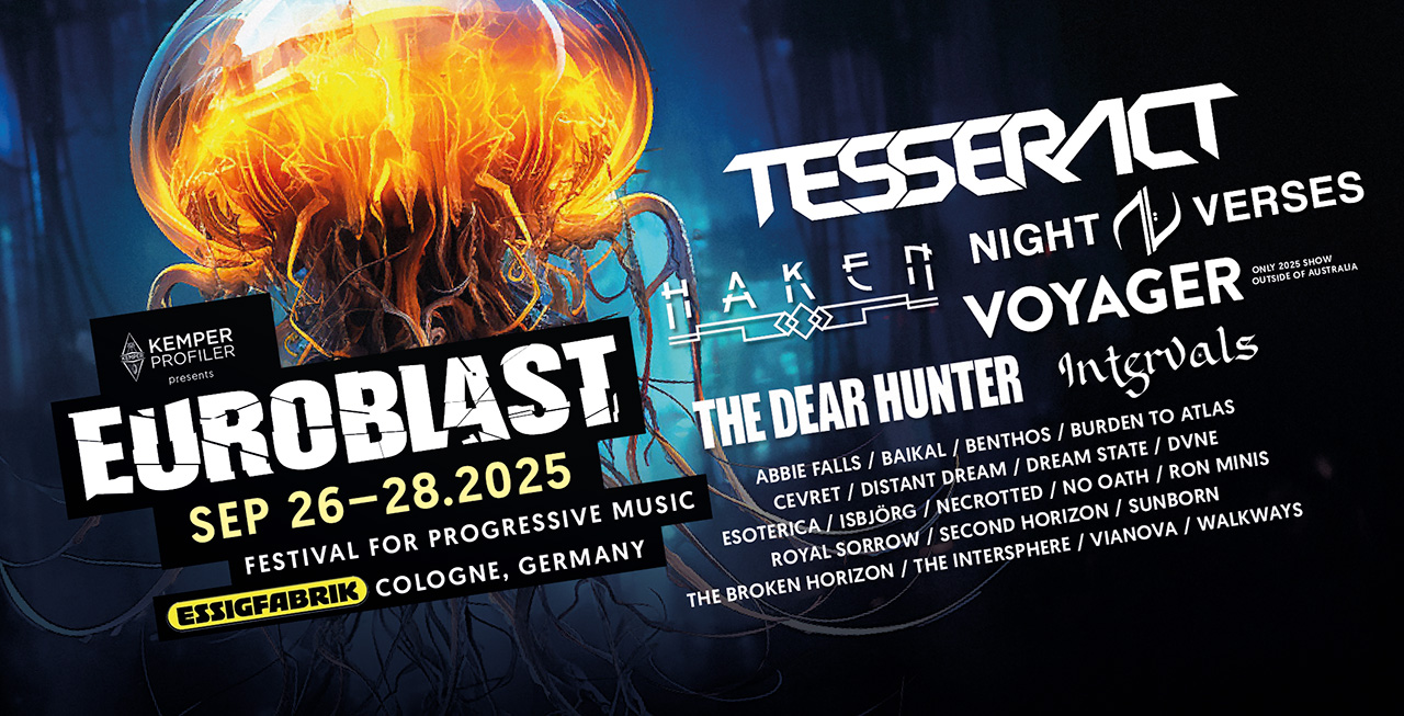 Werbeposter für das Euroblast Festival 2025, präsentiert von Kemper Profiler. Es findet vom 26. bis 28. September 2025 in der Essigfabrik in Köln, Deutschland statt und ist ein Festival für progressive Musik. Zentrales Bildmotiv ist eine leuchtend orangefarbene Qualle vor blauem Hintergrund. Headliner-Bands sind: Tesseract, Haken, Night Verses, Voyager (einzige Show 2025 außerhalb Australiens), The Dear Hunter und Intervals. Weitere auftretende Bands (alphabetisch): Abbie Falls, Baikal, Benthos, Burden to Atlas, Cevret, Distant Dream, Dream State, DVNE, Esoterica, Isbjörg, Necrotted, No Oath, Ron Minis, Royal Sorrow, Second Horizon, Sunborn, The Broken Horizon, The Intersphere, Vianova, Walkways.